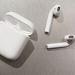 AirPods dan case pengisian yang rapi