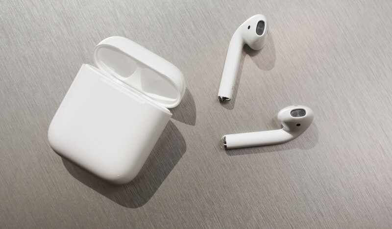 AirPods dan case pengisian yang rapi